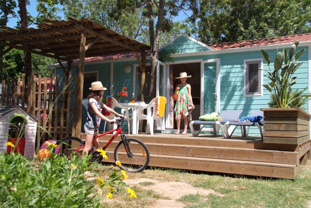 vélo devant mobil home au camping