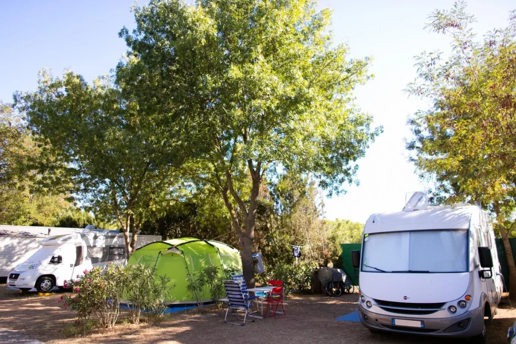 Divers emplacement pour caravan ombragé dans le camping port Pothuau