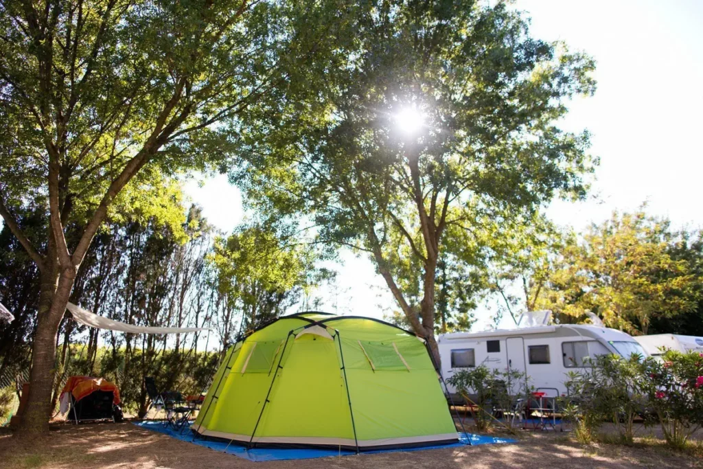 tente verte sur un emplacement de camping de port pothuau